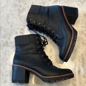 Naturalized winter boots. Size 9